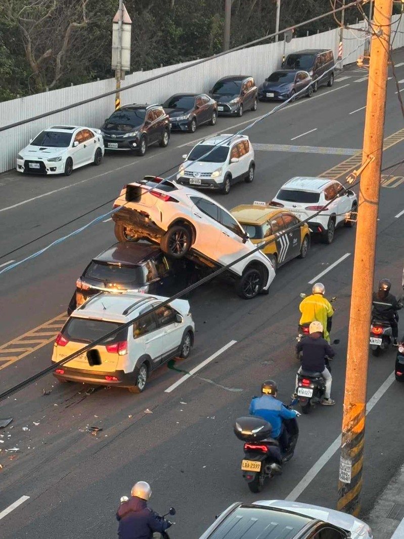 中壢區中正路四段發生5車連環追撞事故，撞擊中2車堆疊，上班尖峰大塞車。圖／取自「我是中壢人」臉書