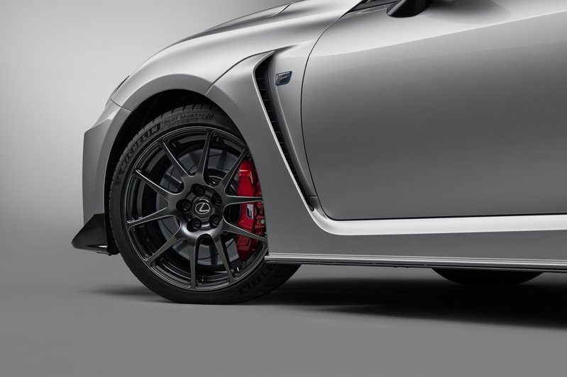 RC F Final Edition精選19吋2超輕量化BBS黑化鍛造鋁圈，搭配Brembo®高性能煞車系統的搶眼紅色煞車卡鉗。 圖/和泰汽車提供