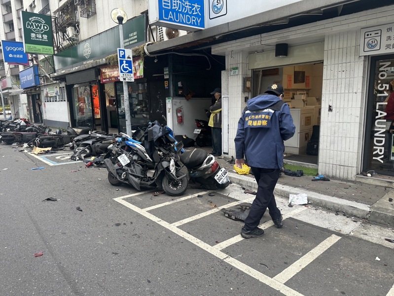 今天下午2時許，82歲鄧姓老翁駕駛車輛失控衝撞路邊18輛機車，造成4人受傷，傷者意識清楚，送往內湖三總就醫。記者廖炳棋/翻攝