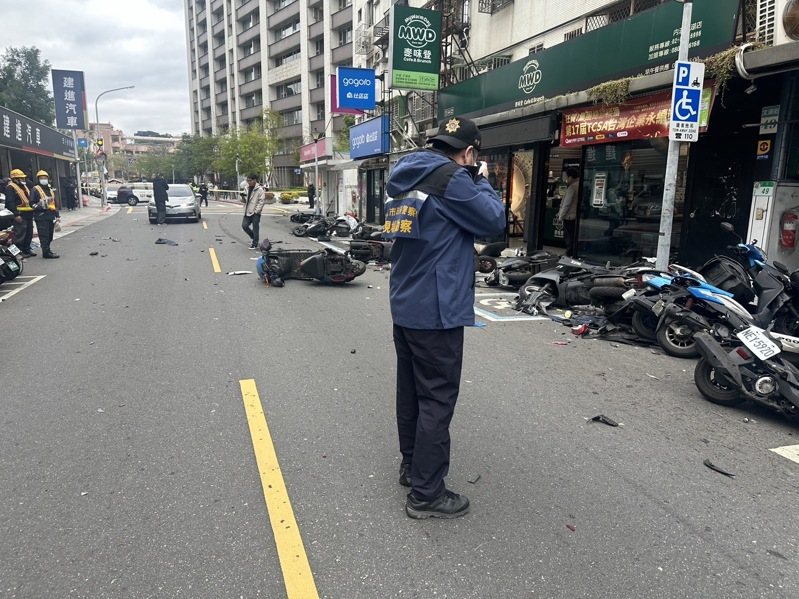 今天下午2時許，82歲鄧姓老翁駕駛車輛失控衝撞路邊18輛機車，造成4人受傷，傷者意識清楚，送往內湖三總就醫。記者廖炳棋/翻攝