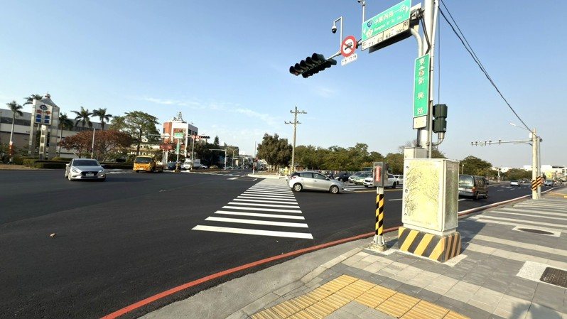 台17線增設附加左轉車道路口也進行優化，包含街角擴大，行穿線退縮及拉直、路口導盲設施、增設放大型行人燈箱等，以利行人通過路口更加安全。圖／台南市交通局提供