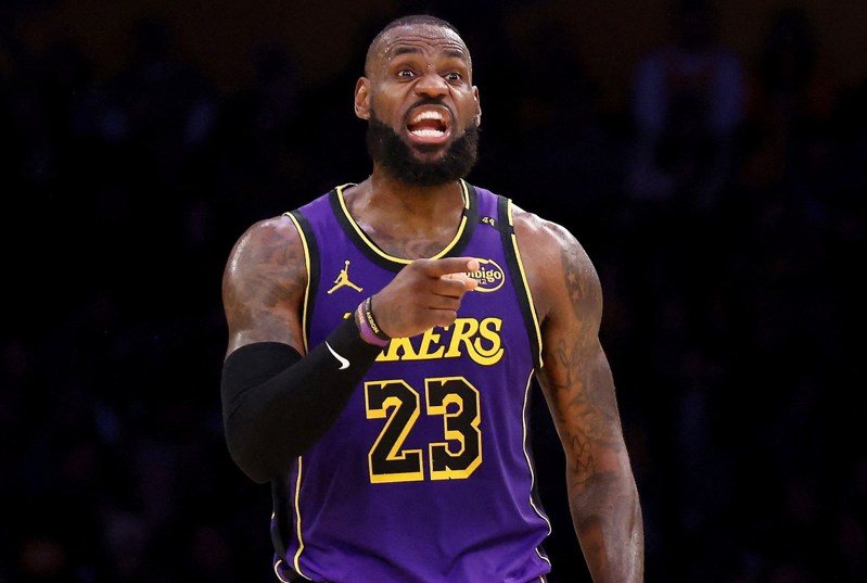 NBA／40歲詹皇空中接力灌籃震撼全場 裏夫斯自認沒傳好