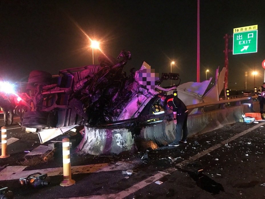 蝦皮貨車國道撞！散落物釀2車追撞 駕駛還懸吊半空中