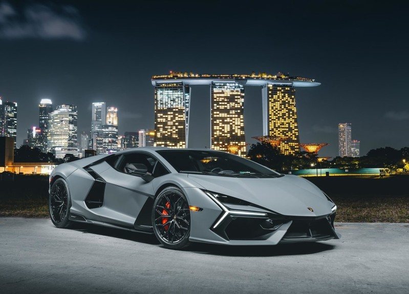 Lamborghini Revuelto。