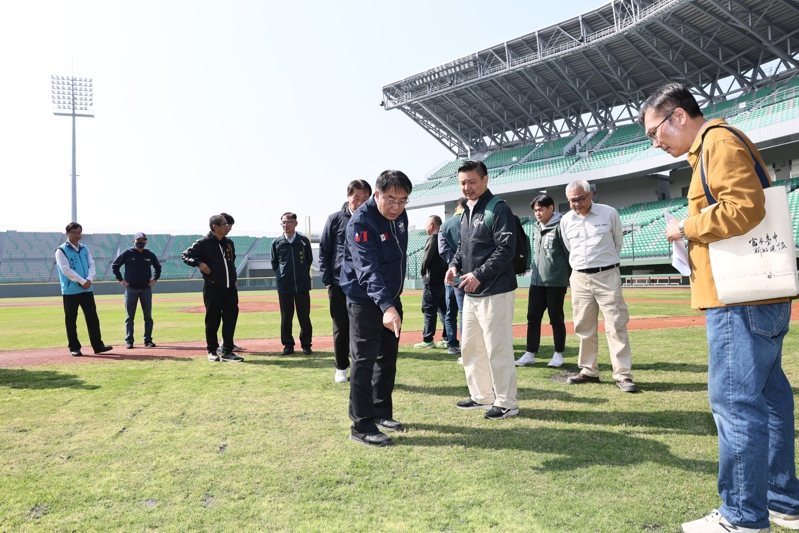 台南市長黃偉哲視察亞太棒球訓練中心，指示在驗收過程中的約80項缺失能夠得到改進，並盡快開放球隊進行測試。圖／台南市政府提供