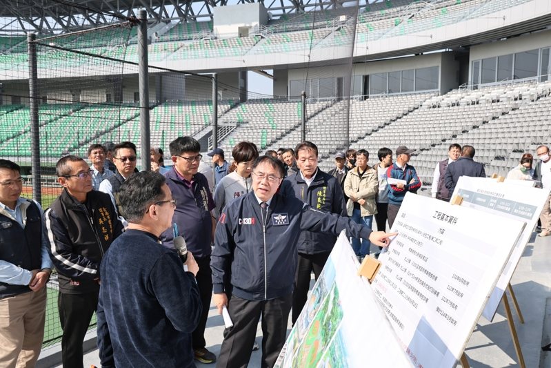 台南市長黃偉哲視察亞太棒球訓練中心，指示在驗收過程中的約80項缺失能夠得到改進，並盡快開放球隊進行測試。圖／台南市政府提供