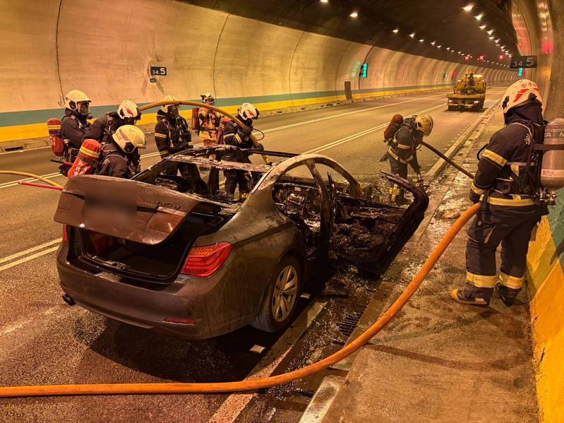 北二高南下中和隧道今天下午4時許驚傳火燒車意外，整輛汽車陷入火海中。記者王長鼎／翻攝