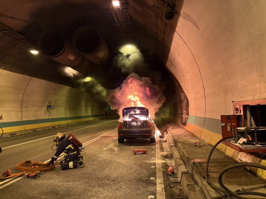 年前要注意車況！國3中和隧道「轎車燒成火球」 南下路段塞爆