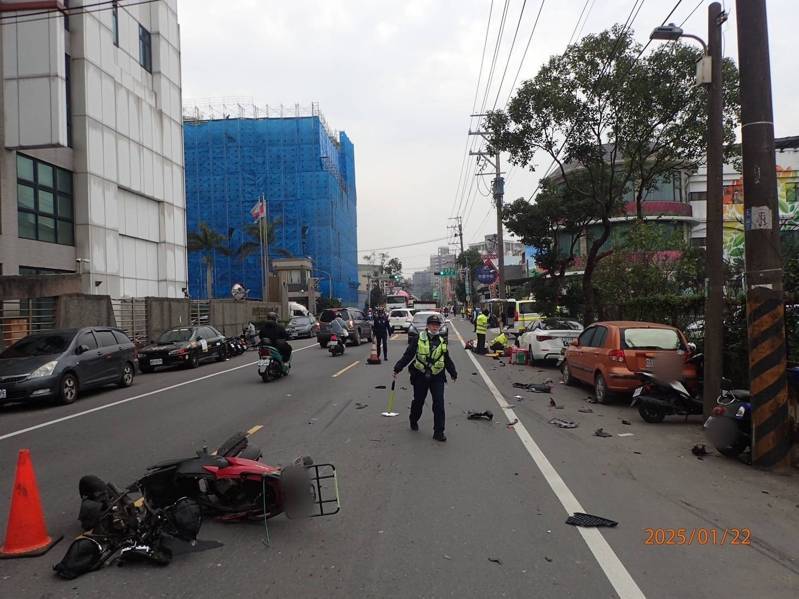 車禍現場零件、車體噴飛老遠，可見撞擊力道相當重。記者陳恩惠／翻攝