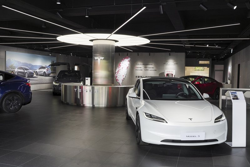 Tesla 全台首間街邊體驗店在桃園！全新「Tesla 桃園文中體驗店」正式開幕。 圖／Tesla提供