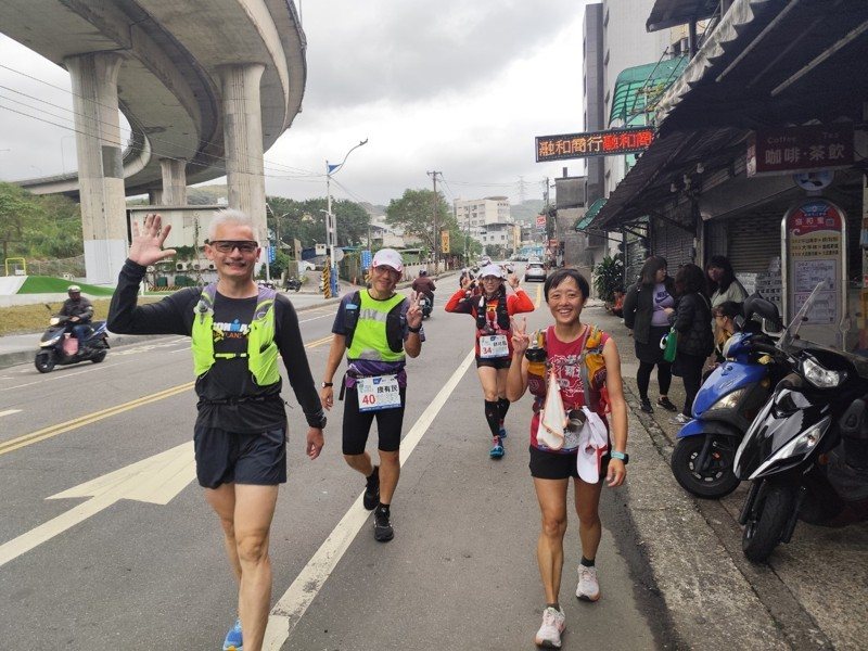 68位好手在清晨六點準時起跑，挑戰從金山到福隆的56公裏賽程。圖／主辦單位提供