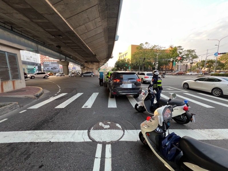 高雄何姓男子昨天除夕下午5時許，駕車行經左營區民族一路與大中路口，疑似暴衝追撞前方的藍寶堅尼 Urus SUV。圖／讀者提供