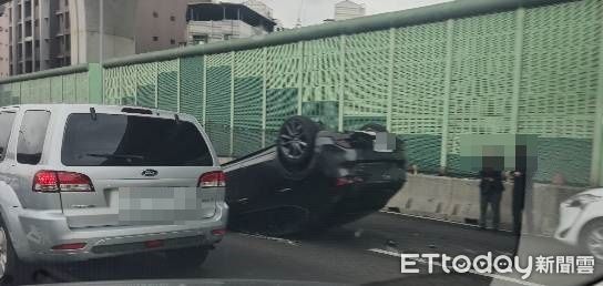 快訊／國1五股交流道2車追撞！翻覆卡路肩、外線　嚴重回堵釀紫爆