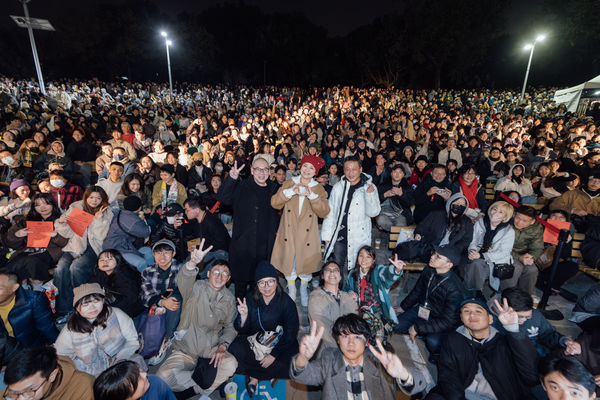 大安森林公園湧入三千人「一邊哭一邊跨年」　蔡明亮嗨喊：等了30年