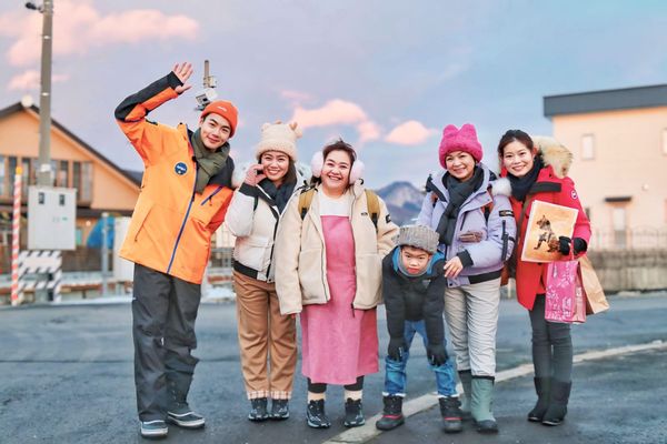 禾浩辰雪地幫鍾欣凌背包「暖心安撫」！　連楊貴媚都淪陷…靠肩變小女人