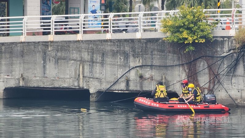 高雄驚傳連環分屍案，警方透過監視器畫面發現張姓嫌犯都在前鎮河附近棄屍，但除其中一人已確定身分，目前仍欠缺直接證據證明剩餘2人被害；專案小組8日持續在前鎮運河一帶打撈，盼補強證據。中央社記者洪學廣攝 114年2月8日