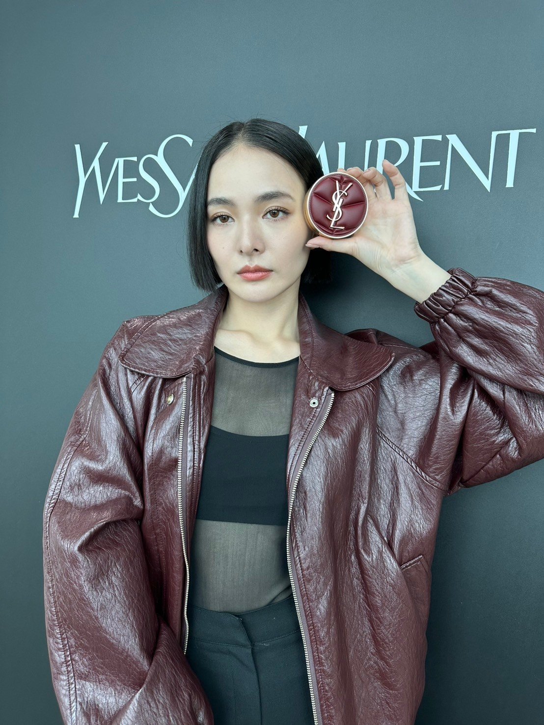 【YSL 聖羅蘭】YSL全新【恆久完美霧光氣墊粉餅 雲朵皮革版​】LOULOU PUFFER BAG雲朵般的澎軟皮革 X 勃根地酒紅，一秒淪陷綻放高奢柔霧光！ /