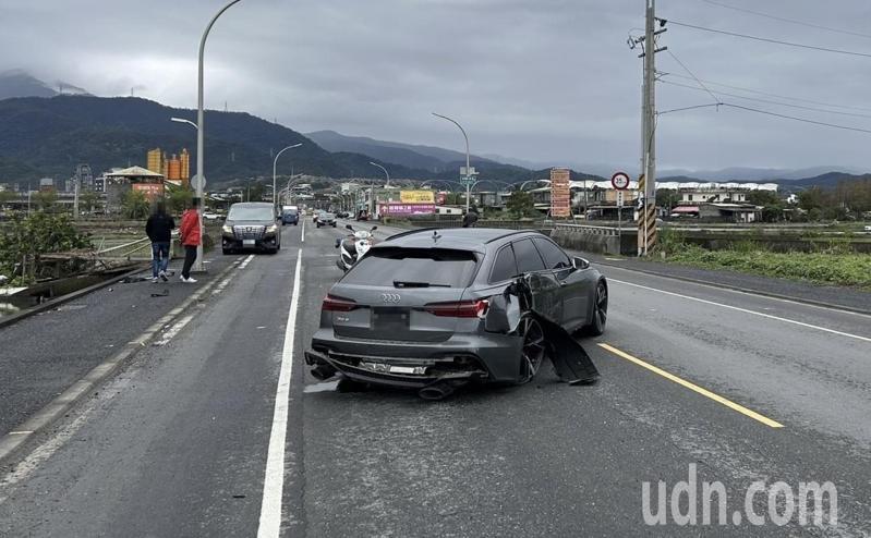 肇事車輛涉嫌右側超車且超速，失控撞擊燈桿，由於撞擊力道相當大，導致輪框扭曲斷裂；警方查出駕駛嚴重酒駕，依法扣牌扣照送辦。圖／警方提供