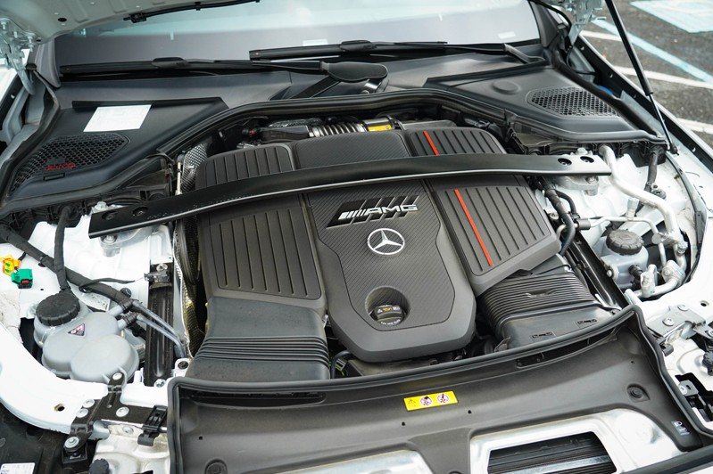 由輸出449 hp 的M256M 3.0 升直列六缸渦輪增壓引擎作為燃油動力。 記者趙駿宏／攝影