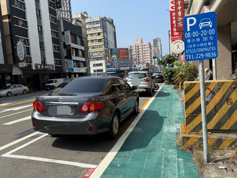 垂直停車格常釀倒車事故，高市交通局近日將青年一路部分路段改為「順向停車格」並增設標線人行道、左轉附加車道，當地褒貶不一。記者宋原彰／攝影