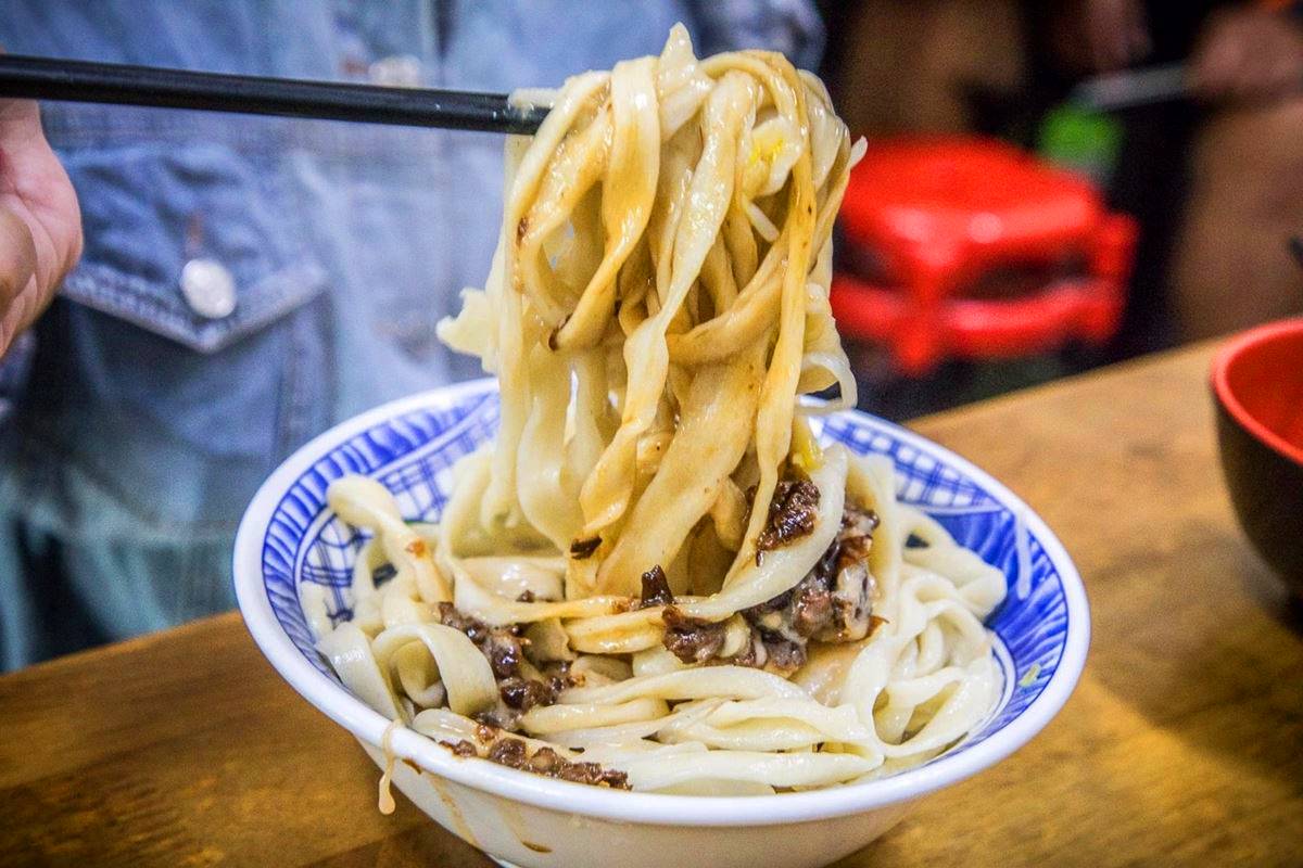 早上８點就客滿！台中人最愛「現拉手擀麵」雨天撐傘也要排，蒜香濃郁太誘人