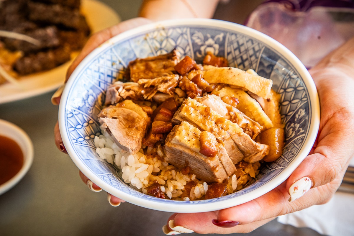 好評超過8000則！高雄米其林小吃飄香逾65年，厚切鴨肉＋肉燥飯太犯規