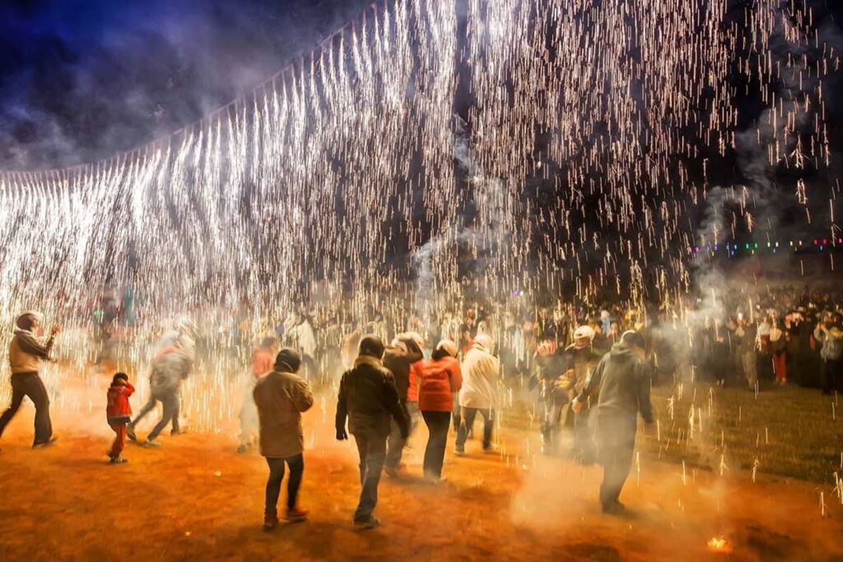 2024鹽水蜂炮「這２天」登場！遶境、管制路線一次看，「６樣裝備」要穿好