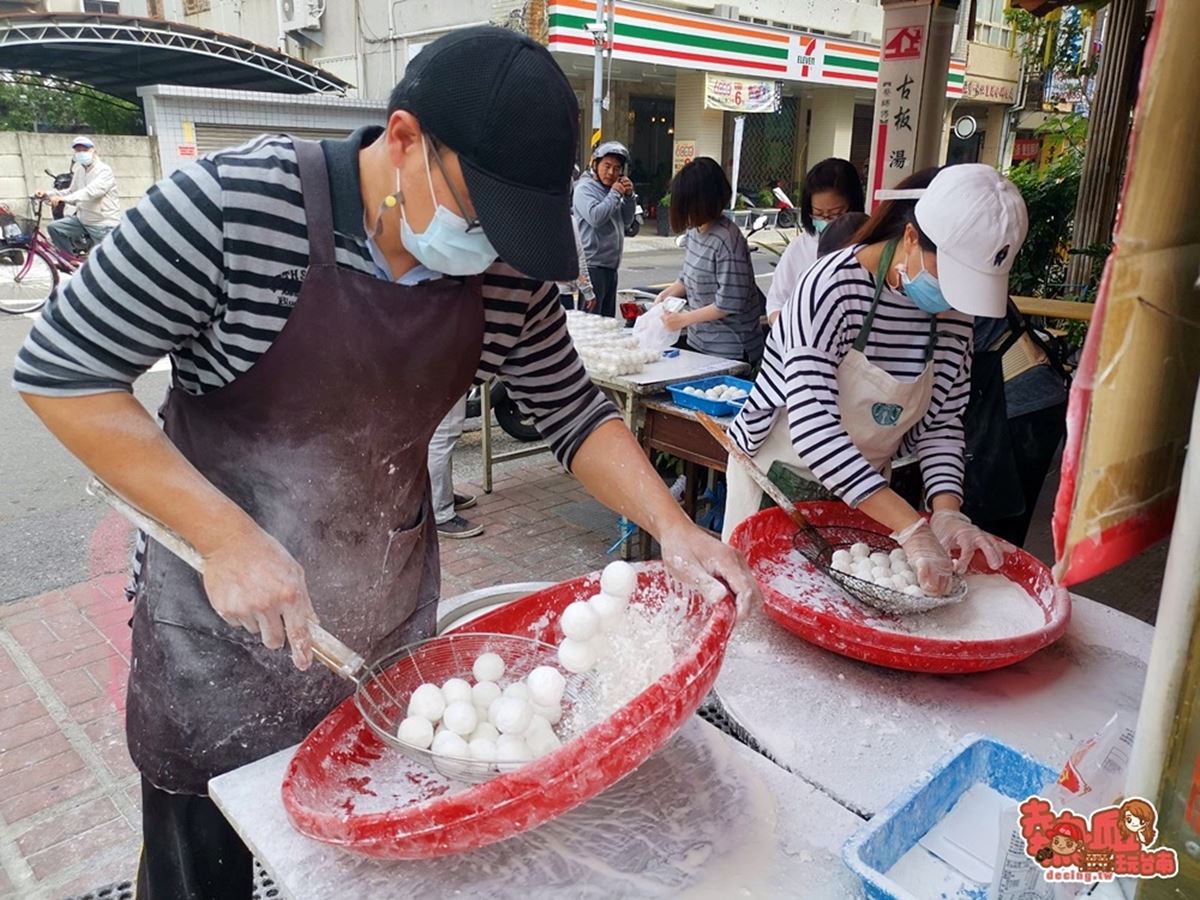 錯過等明年！傳統手藝「古早味滾元宵」台南人排隊搶買，大顆飽滿一咬爆漿