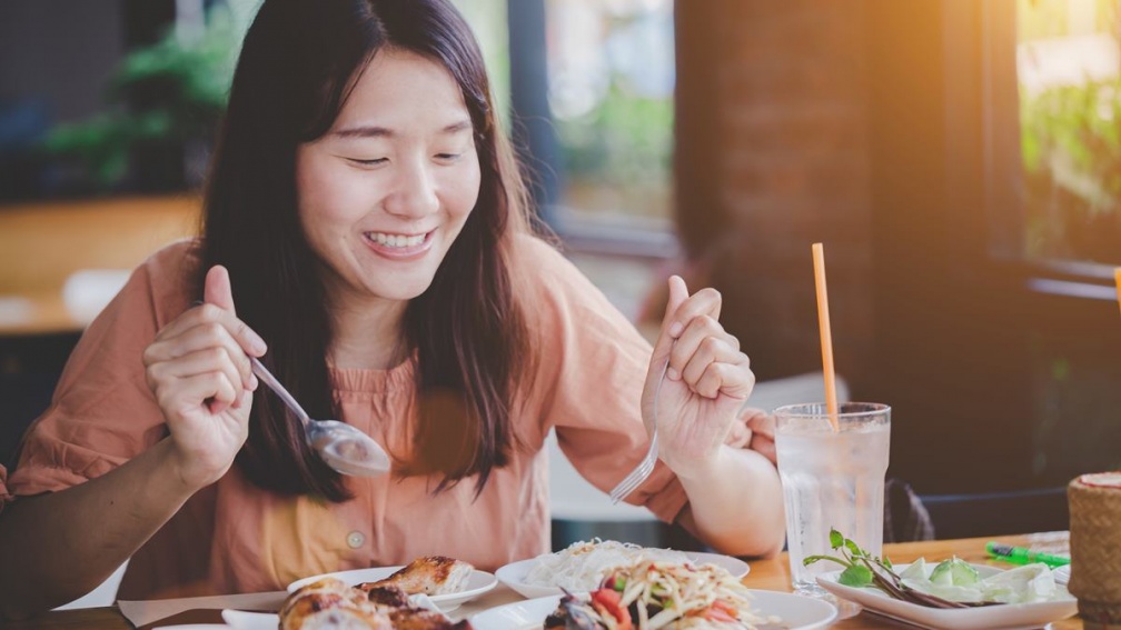 客人自助點餐、收碗盤，卻還要付10％服務費惹怨！內行點破真相