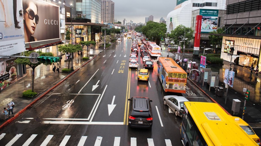 綠燈可以左轉嗎？他一轉遭開罰1800元，警察局曝開車正確做法