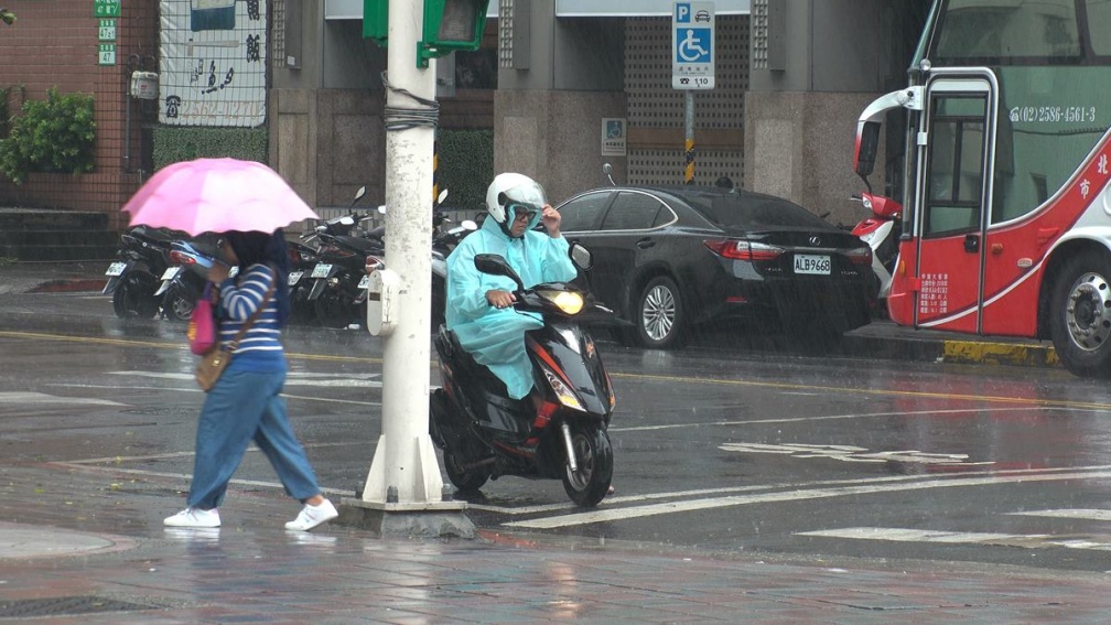 全台濕冷最低溫僅11度！氣象署曝14縣市大雨特報，２波冷氣團接力襲台