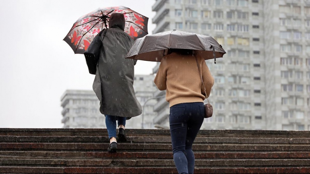 全台濕冷最低溫僅11度！氣象署曝14縣市大雨特報，２波冷氣團接力襲台