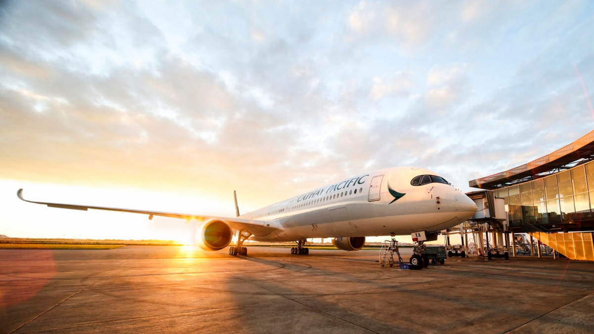 航空迷快來打卡！國泰航空LaLaport南港店快閃３週，巨型飛機模打卡必拍