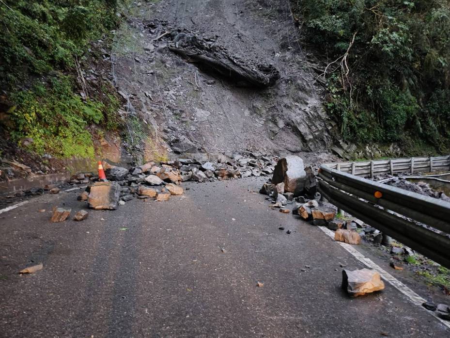 台東路段又有2處邊坡落石 南橫公路交通再度中斷