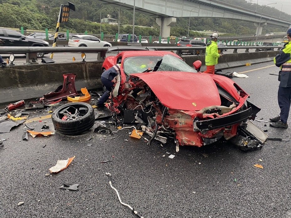 國1嚴重車禍！跑車自撞分隔島 駕駛拋飛車外雙腿均斷 2人無生命危險