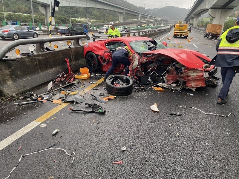 梁男駕駛保時捷跑車自撞分隔島，車頭嚴重毀損。記者黃子騰／翻攝