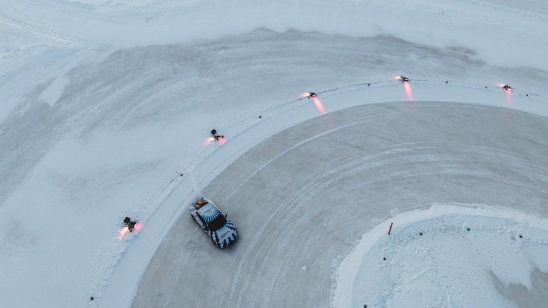 Jens Richter 透過精準的過度轉向控制技術（controlled oversteer），連續甩尾 132 圈，並在 46 分鐘內穩定駛過 17.503 公里。 圖／Porsche提供