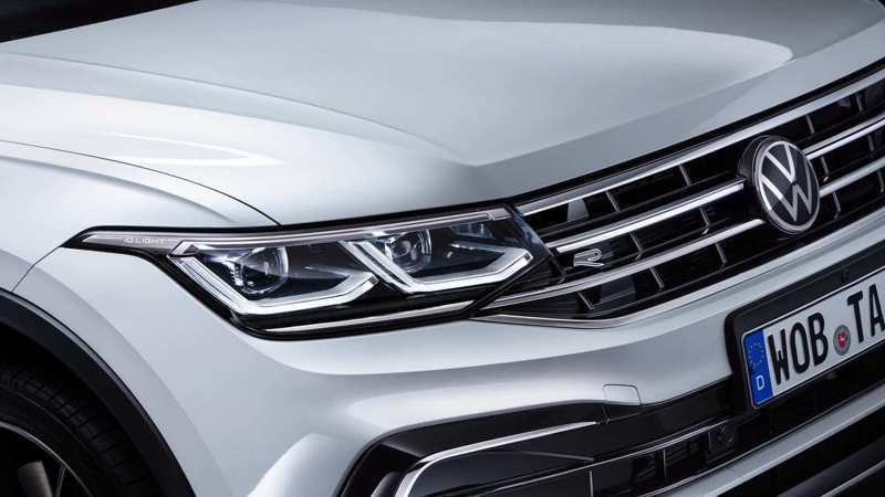 Volkswagen Tiguan Allspace標配IQ.LIGHT智慧燈組以及IQ.DRIVE智能駕駛輔助系統，330 TSI Elegance Premium以上車型具備頂級Harman Kardon 環繞音響系統（480W輸出），享受高規格科技饗宴；而380 TSI R-Line Performance車型搭載全景式電動玻璃天窗，構築舒適座艙體驗。 圖／Volkswagen Taiwan提供