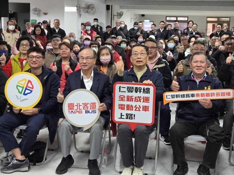 首都客運集團今起將仁愛幹線26台油車全面換成電車。記者江婉儀／攝影