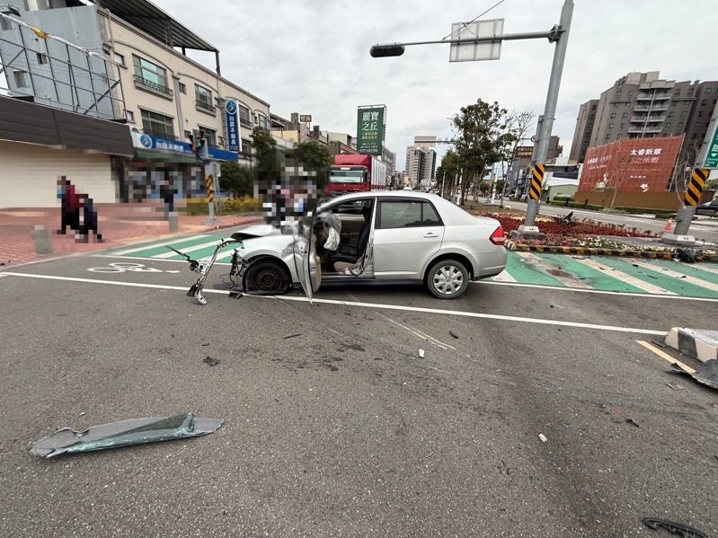 49歲宋姓男子今天下午從台中駕車返家途中，行經苗栗縣頭份市中央路、文化街口時，不明原因自撞中央路分隔島的行人庇護島，車輛受損嚴重。圖／警方提供