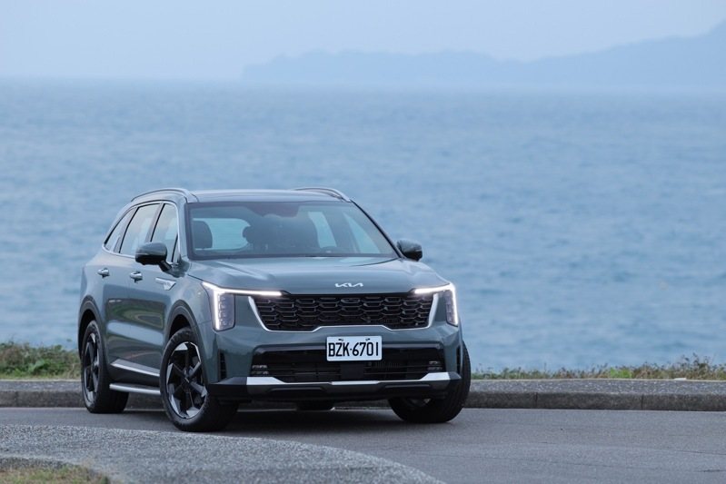 Kia Sorento新能源旗艦LSUV，以三排座椅提供七人座及尊榮六人座的選擇，滿足消費者不同需求，上市以來接單總數累計至今突破700張。 圖／森那美起亞