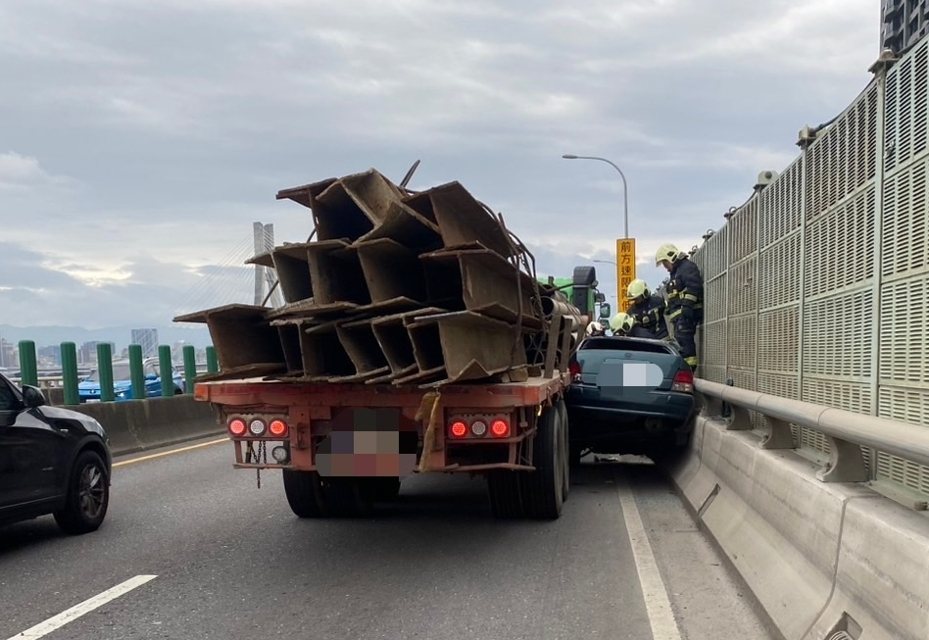 影／台64驚悚車禍影片曝光！72歲駕駛縮減道直直衝被聯結車擠向護欄受困