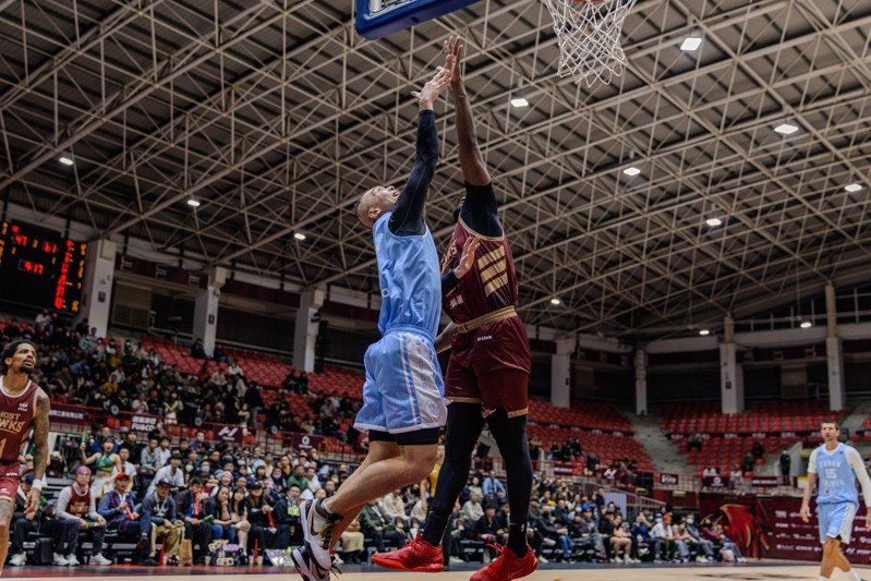 富邦勇士客場險勝獵鷹，將雙方勝差縮小到僅剩1場。圖／PLG提供