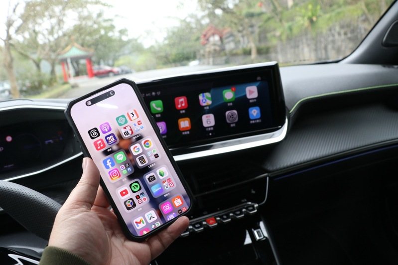 支援無線與有線雙模式連結Android Auto或Apple CarPlay。 記者陳威任／攝影