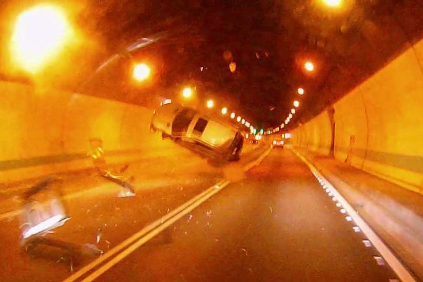 影／國道警公布警世影像！未繫安全帶車禍 駕駛拋飛車外