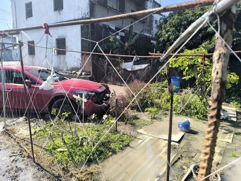 台中市蔡姓女市民，11日上午10時許駕車經過霧峰區丁台路492號前時，疑因路況不熟又和一旁友人談話，竟駛進了路旁的田地裡。圖／民眾提供