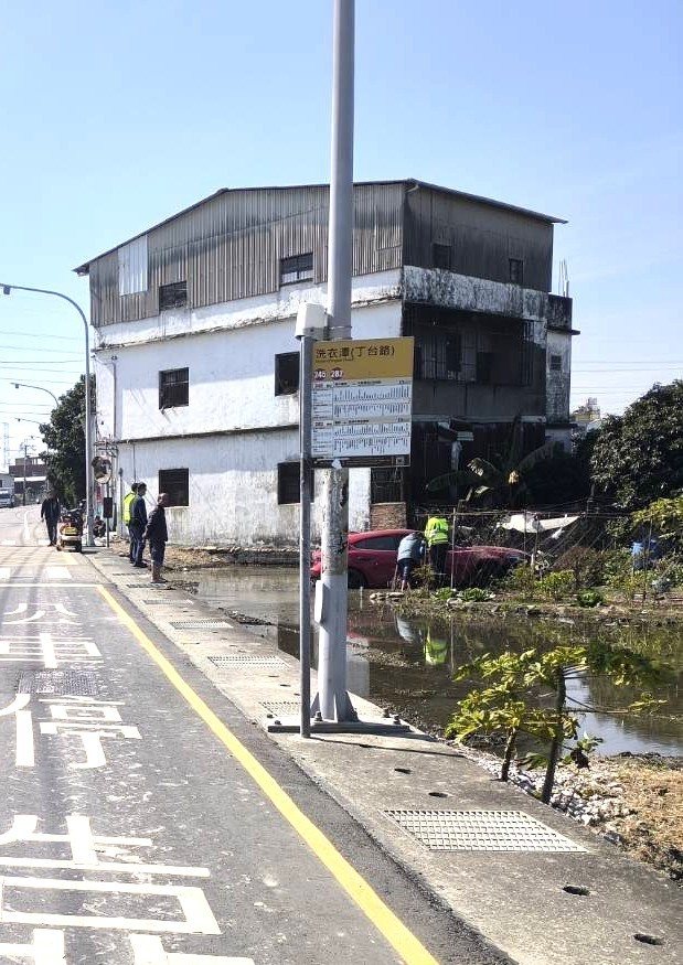 台中市蔡姓女市民，11日上午10時許駕車經過霧峰區丁台路492號前時，疑因路況不熟又和一旁友人談話，竟駛進了路旁的田地裡。圖／民眾提供