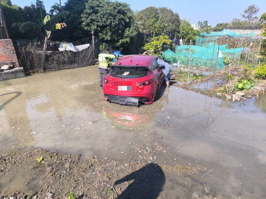 台中女子疑路況不熟直直駛入田地！消防員涉水救援