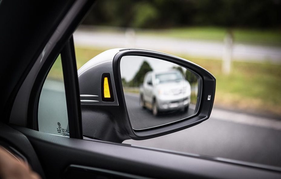 盲點偵測系統：守護行車安全的隱形眼