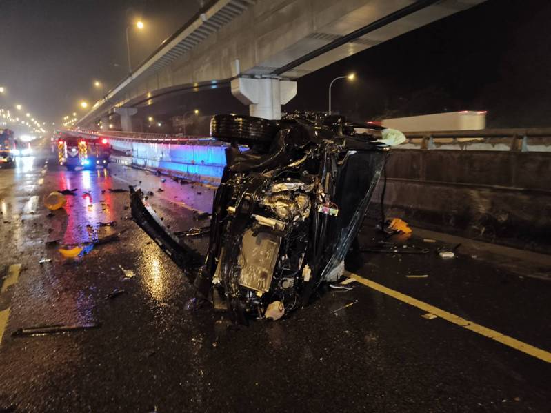 黑色賓士休旅車撞翻向左彈開，滾到平面外線車道，過程中連續碰撞波及另3輛車。記者林昭彰／翻攝